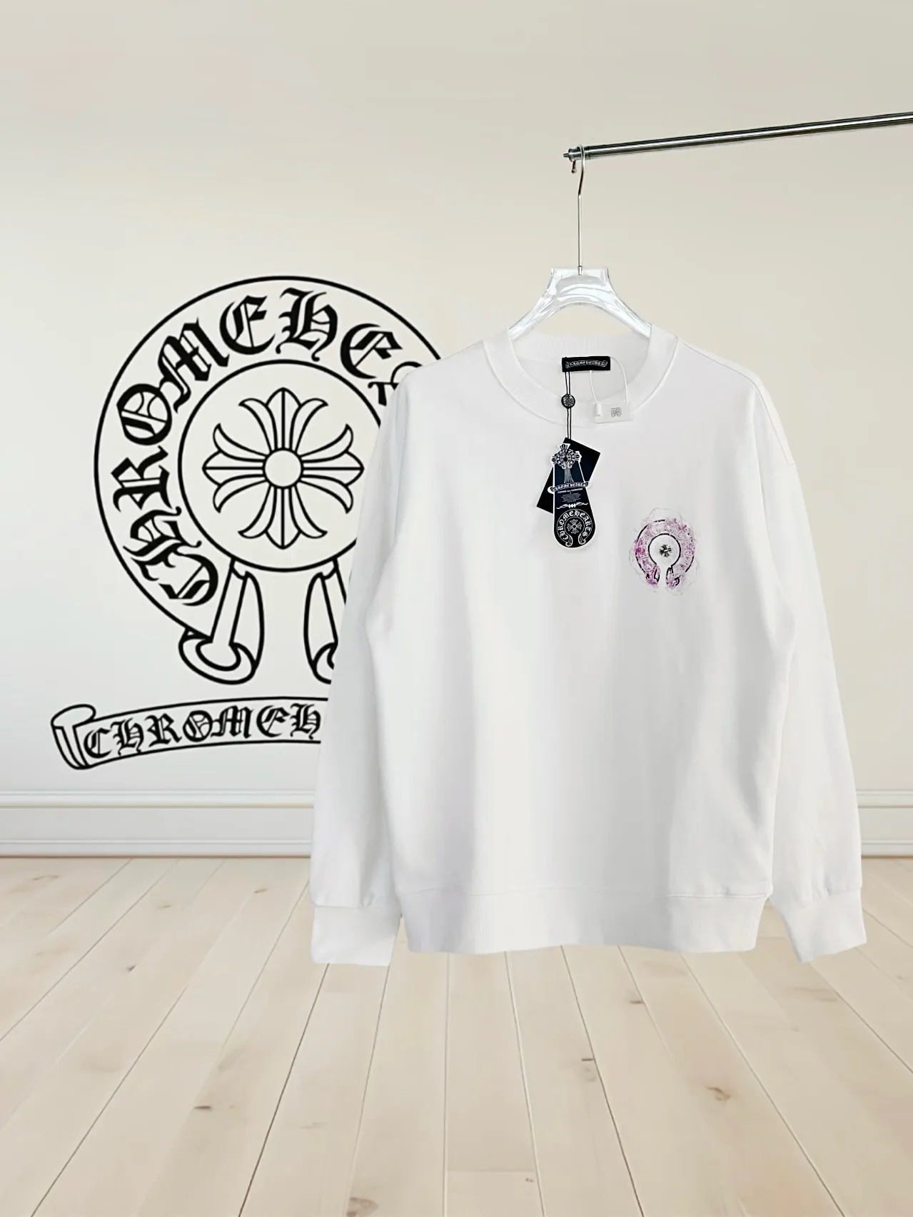 P250 [High Quality] Chrome Hearts Embroidered Horseshoe Rivets🪡+Watermark Letters‼ ️Round neck sweatshirt *Customized 420g terry cotton fabric, soft, skin-friendly and comfortable *Embroidery process: front horseshoe print + rivet embroidery *A very simple and elegant classic continuation. It is unparalleled in terms of upper body comfort, interpreting your luxury and taste, and creating your fashion style and charm. Three complete standards. Same style for men and women. 𝐂𝐎𝐋𝐎𝐔𝐑: Black/White 𝐒𝐈𝐙𝐄: S-XL